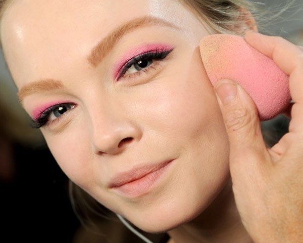 contouring blending beauty blender model pink eyeshadow lovely blonde redhead strawberry