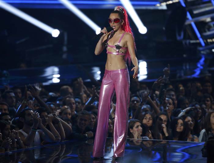 Miley Cyrus MTV VMA Awards 2015 Pink Something is Happening