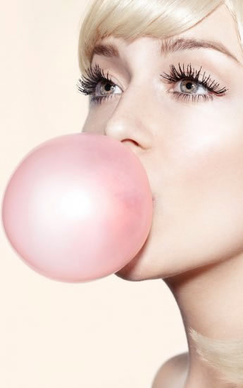 chewing-gum-fashion week fashion model blonde